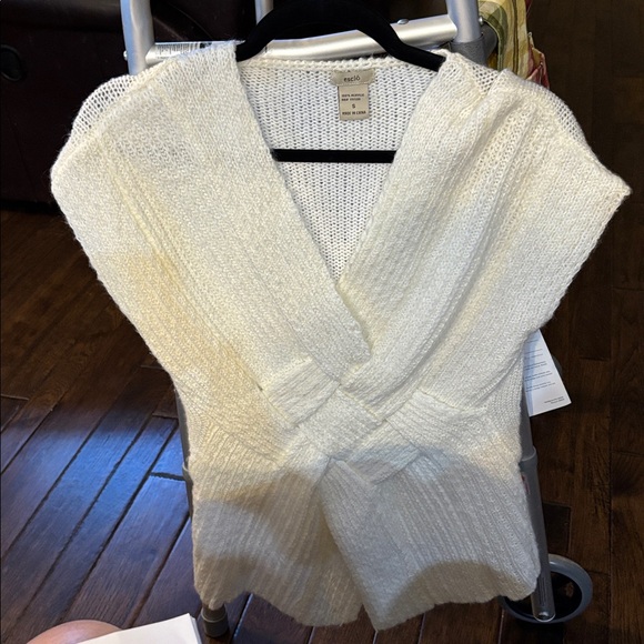 Escio Sweaters - Elegant Cream V-Neck Sweater by Mossimo